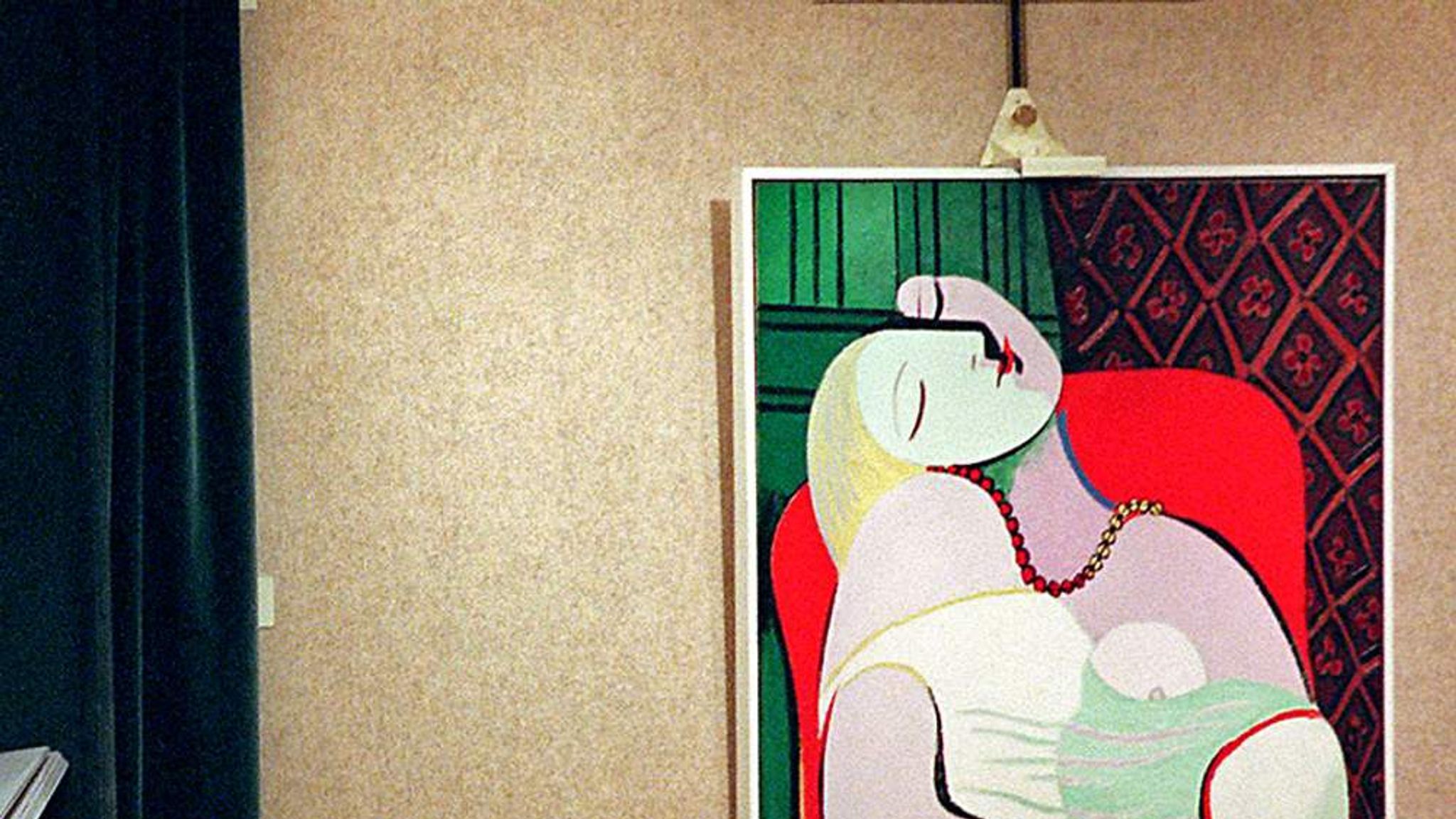 Студентка изображает порно картину Пикассо в спортзале