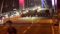 soldados turcos bloquean el puente del Bósforo en Estambul