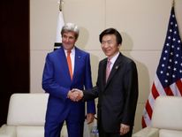 US Secretary of State John Kerry (L) shakes hands with South Korean Foreign Minister Yun Byung-se