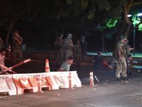 agentes de seguridad turcas detienen a personas desconocidas en el lado de una carretera en Estambul