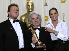 Arthur Hiller (C) with Ryan O&#39;Neal (L) and Ali McGraw (R) during the 2002 Oscars in Hollywood