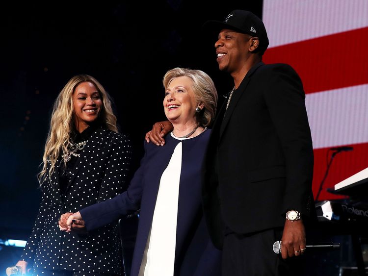 Beyonce pregnant with twins, poses with baby bump