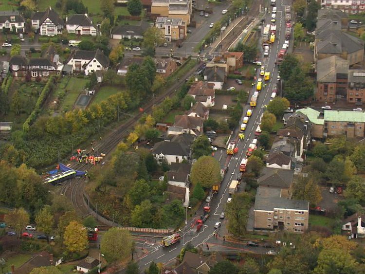 5 killed in London early morning tram derailment 6743832df553d755dbeb88a541d1b133bf9ee55cc402f27c3bc7f9c108e40d48_3827346