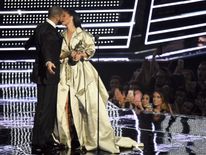 Drake and Rihanna in a public show of affection during the MTV Video Music Awards 