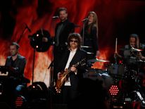 Jeff Lynne perfoms a medley of Electric Light Orchestra songs 