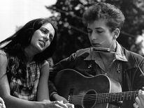 Folk singers Joan Baez and Bob Dylan perform during a civil rights rally in 1963