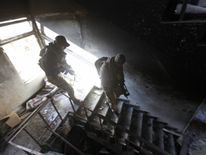 An Iraqi special forces Counter Terrorism Service (CTS) member loads ammunitions into his machine gun during a fight with Islamic State group jihadists (IS) in Mosul's al-Rifaq neighbourhood on January 8, 2017, during an ongoing military operation against the militants. Elite Iraqi forces battling the Islamic State group in eastern Mosul reached the Tigris River that splits the city in two for the first time, a spokesman said