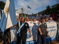 Falklands War veterans demonstrate in Buenos Aires on 3 January