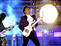 Mars rocked a purple Prince-inspired suit for the tribute