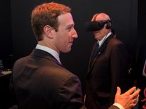 Mark Zuckerberg gives Peru&#39;s president a VR demonstration