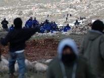 Settlers confront police as they move in