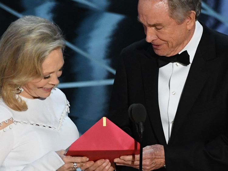 Warren Beatty and Faye Dunaway at the Oscars. 