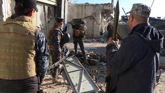 Iraqi soldiers in Mosul streets