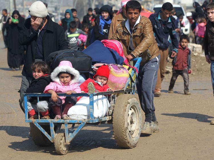 Displaced Iraqis from Mosul walk towards refugee camps on March 24, 2017, after fleeing their city during the government forces ongoing offensive to retake the city from Islamic State