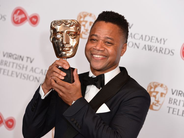 Cuba Gooding Jr with the International award for The People Vs. OJ Simpson