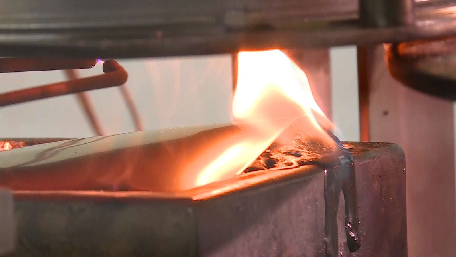 Video
Hundreds of buildings at risk of fire