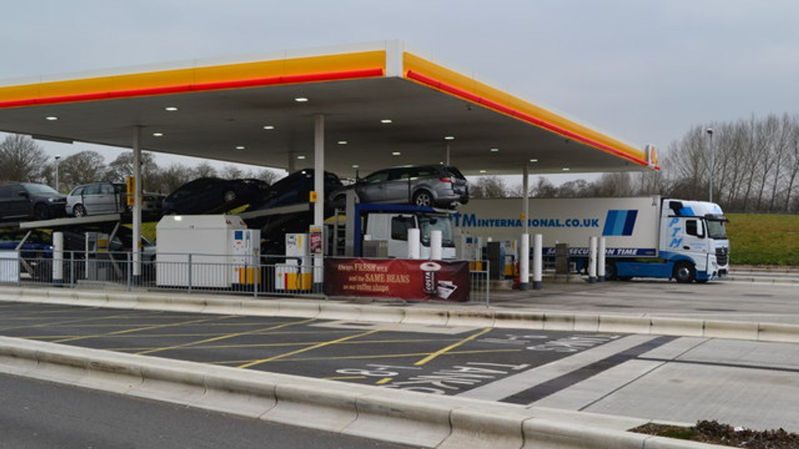 Manhunt as man dies following M25 service station fight in Surrey