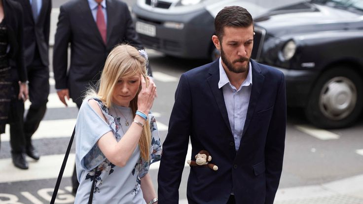 Os pais de Charlie Gard chegam ao tribunal para a audiência mais recente