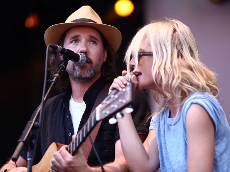 Kevin Drew and Metric&#39;s Emily Haines performing on Broken Social Scene