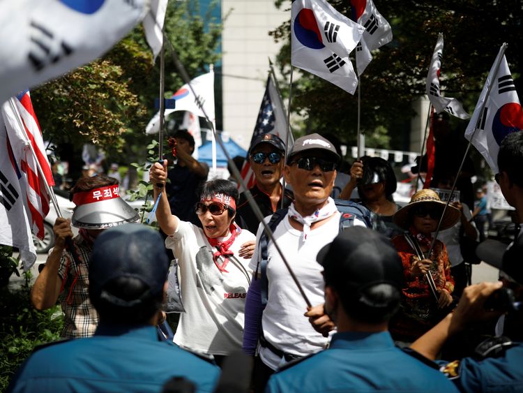 Protesters from a conservative group that supports South Korean ousted leader Park Geun-hye attend a rally to demand release of Samsung Electronics Vice Chairman Jay Y. Lee, ouside a court in Seoul, South Korea, August 25, 2017. 