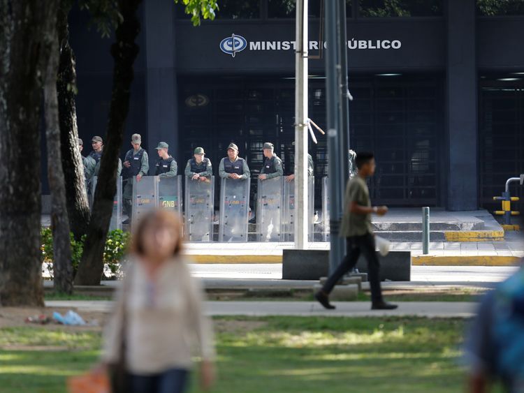 Government troops in front of the Prosecutor's office in Caracas