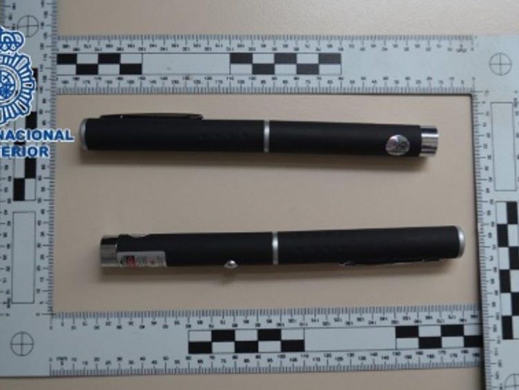 The National Police identifies two people for dazzling several pilots when they landed at the Malaga airport