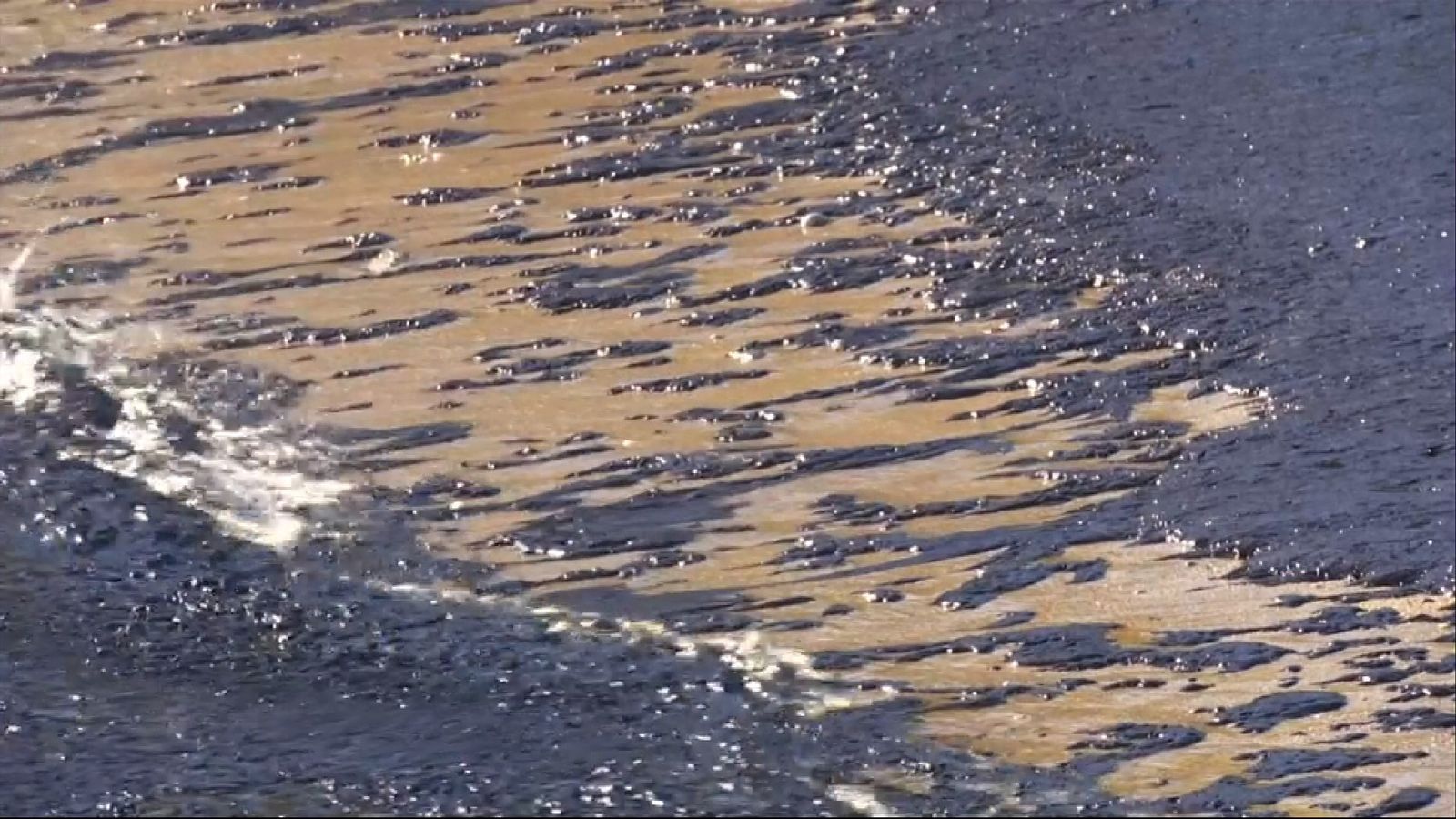 'Catastrophic' oil spill blights Greek beaches