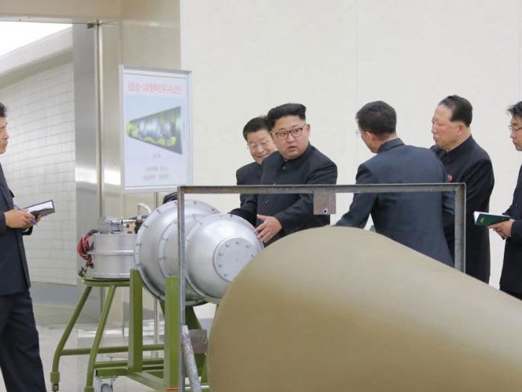 Kim looking at purported weapon at Pyongyang&#39;s Nuclear Weapons Institute