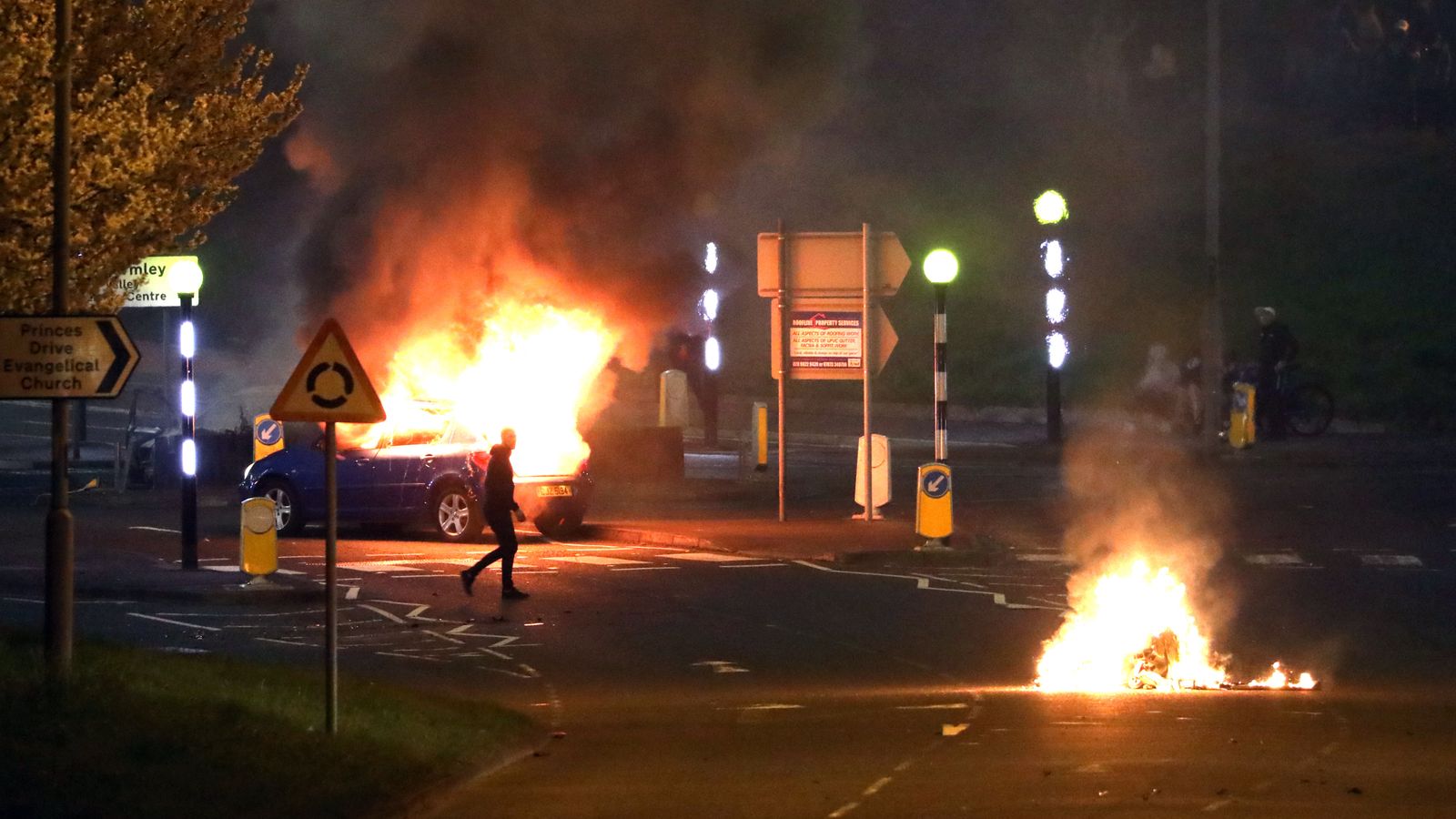 Northern Ireland: Cars set on fire in Newtownabbey spark fears of further trouble - breaking news now Northern Ireland: Cars set on fire in Newtownabbey spark fears of further trouble