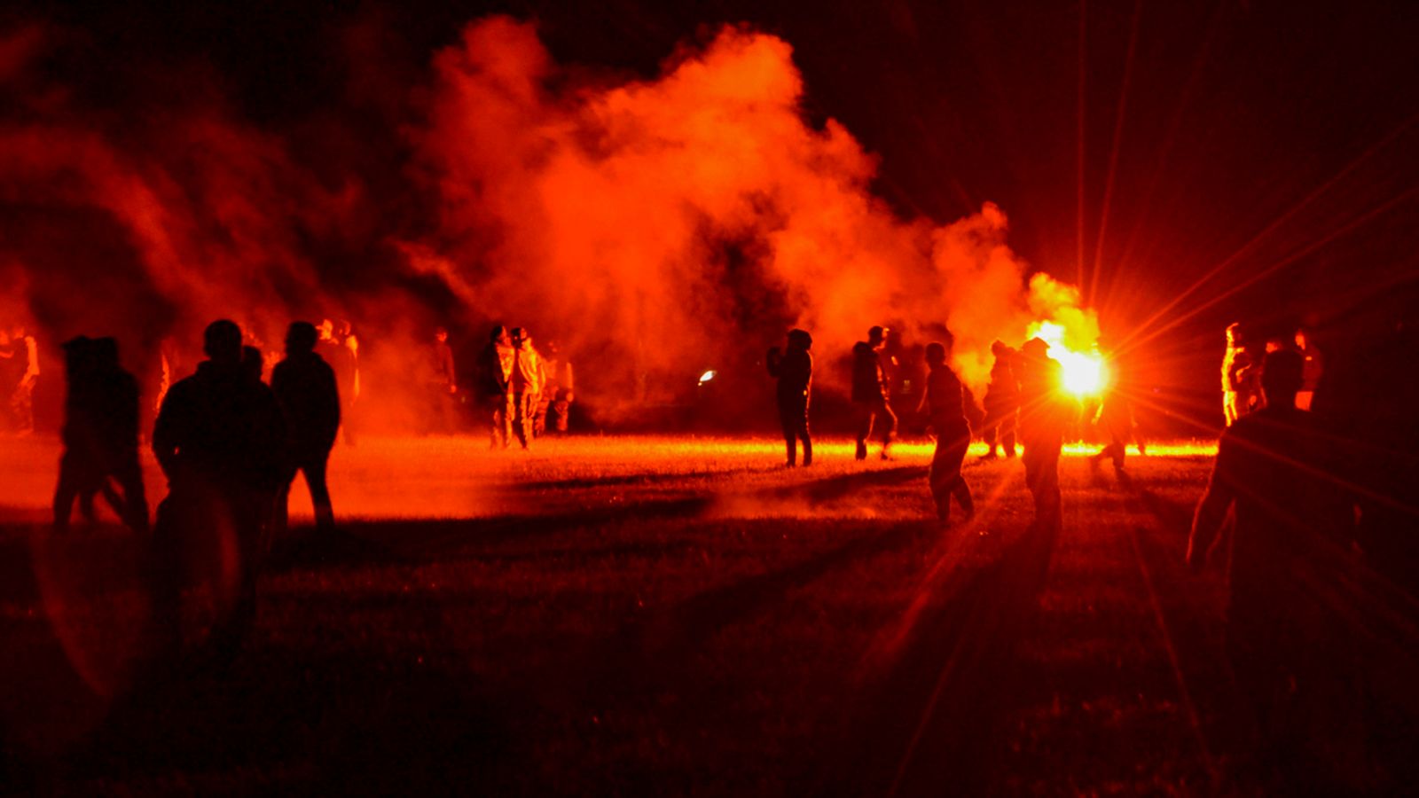 Man loses hand after violent clashes between police and ravers in France - Man loses hand after violent clashes between police and ravers in France