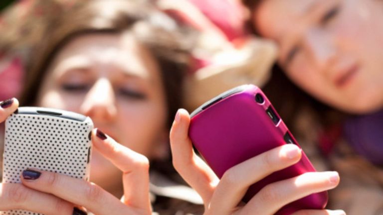 MOBILE PHONE Teenage Girls Generic roaming charges