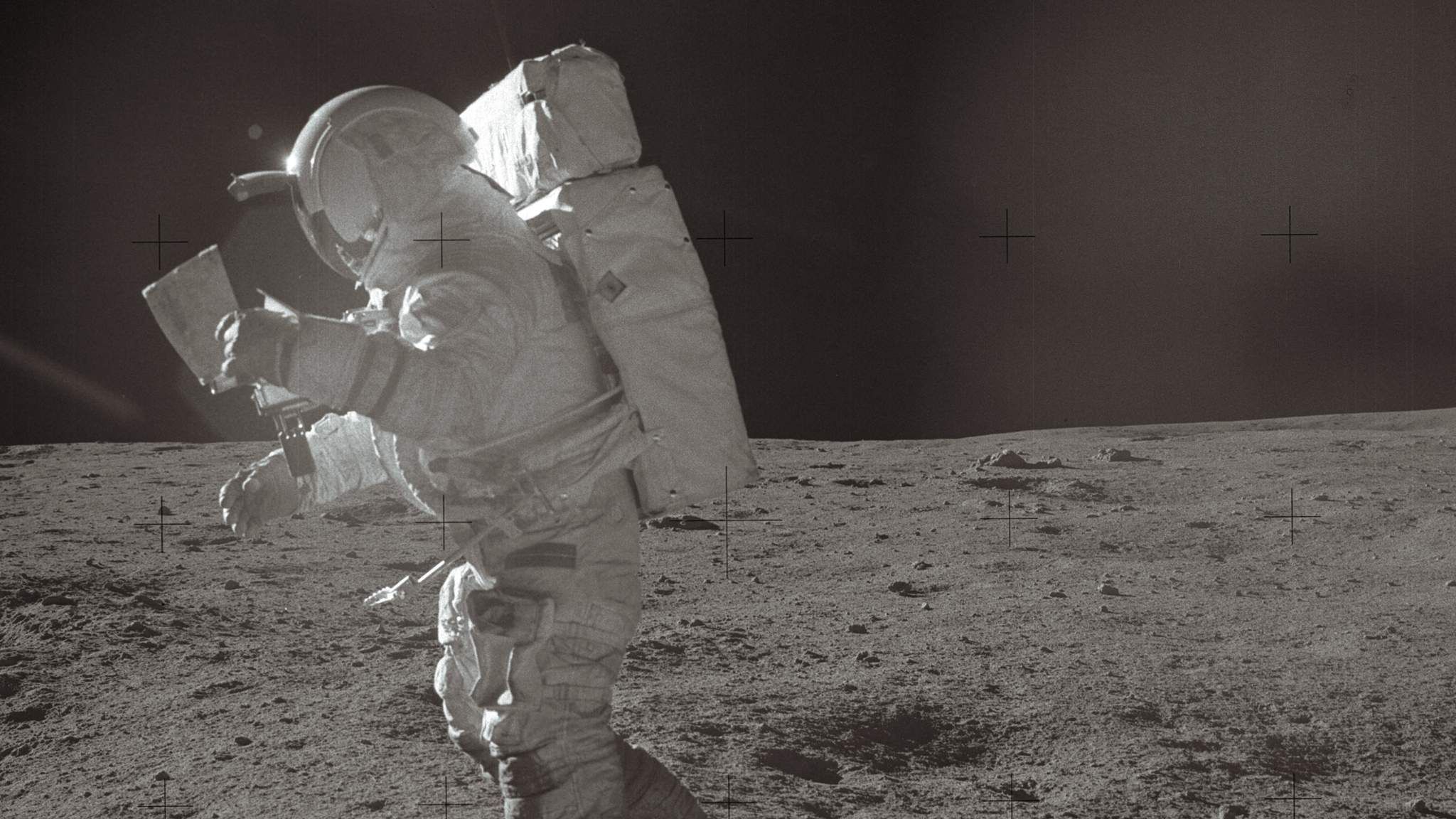 Первый выход человека на луну. Человек на Луне. Космонавт на Луне. Космонавт в космосе на Луне. Первые астронавты на Луне.