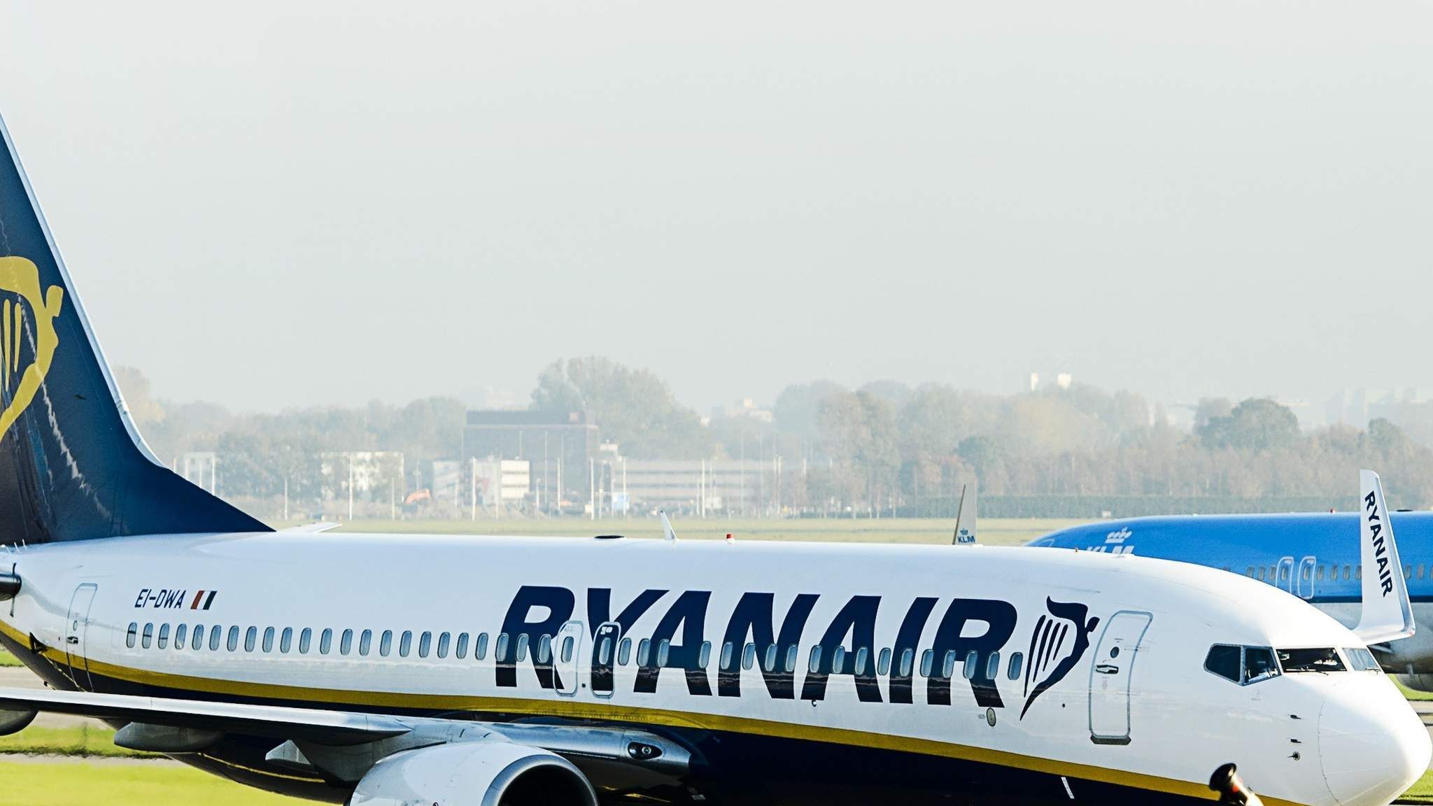 Ryanair uk. Ryanair. Ryanair трап. Ryanair uk Ltd.. Ryanair a320.