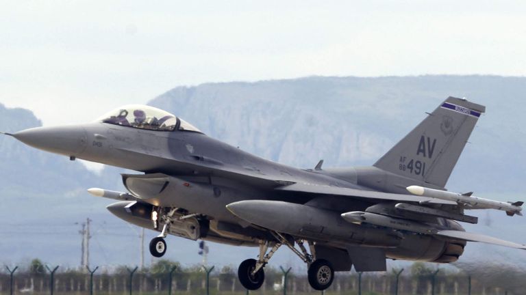 Un avion de chasse F-16 appartenant à l'US Air Force décolle lors d'exercices d'entraînement bilatéraux d'une semaine en Transylvanie