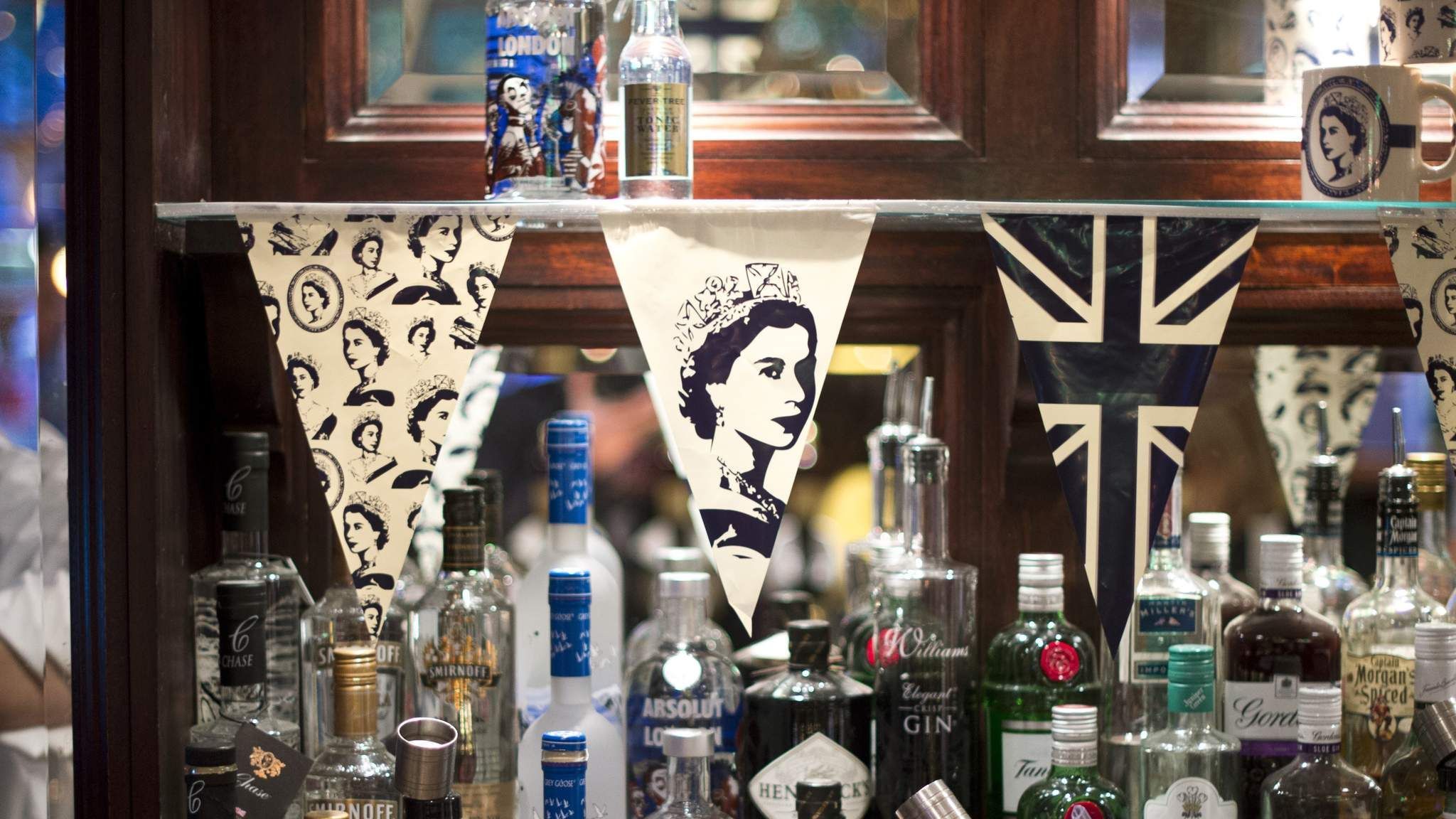 Pubs To Open Longer For Queen's Birthday | UK News | Sky News