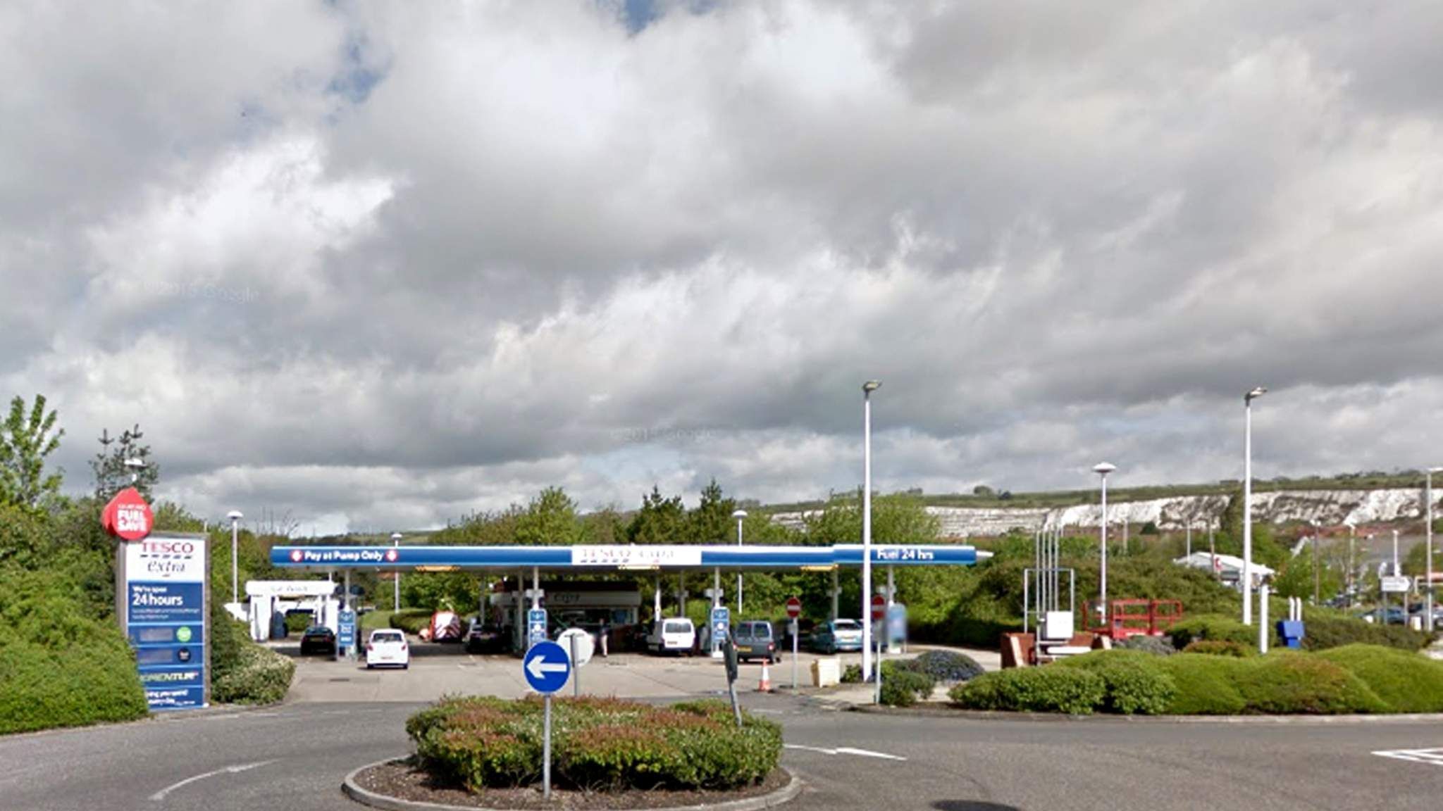 a-tesco-petrol-station-camberley-hi-res-stock-photography-and-images