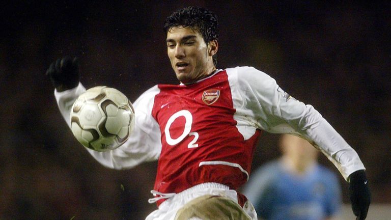 LONDON, UNITED KINGDOM:  Arsenal's new Spanish striker Jose Reyes controls the ball during the match against Manchester City in their FA Premier League cla