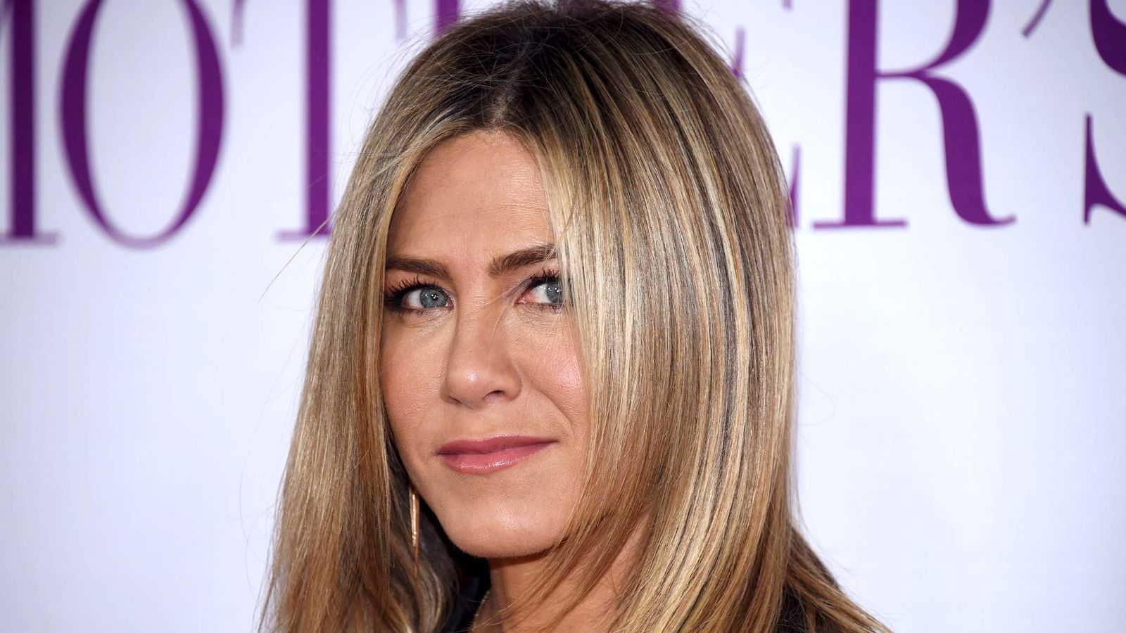 Jennifer Aniston's Estranged Mother Dies | Ents & Arts News | Sky News