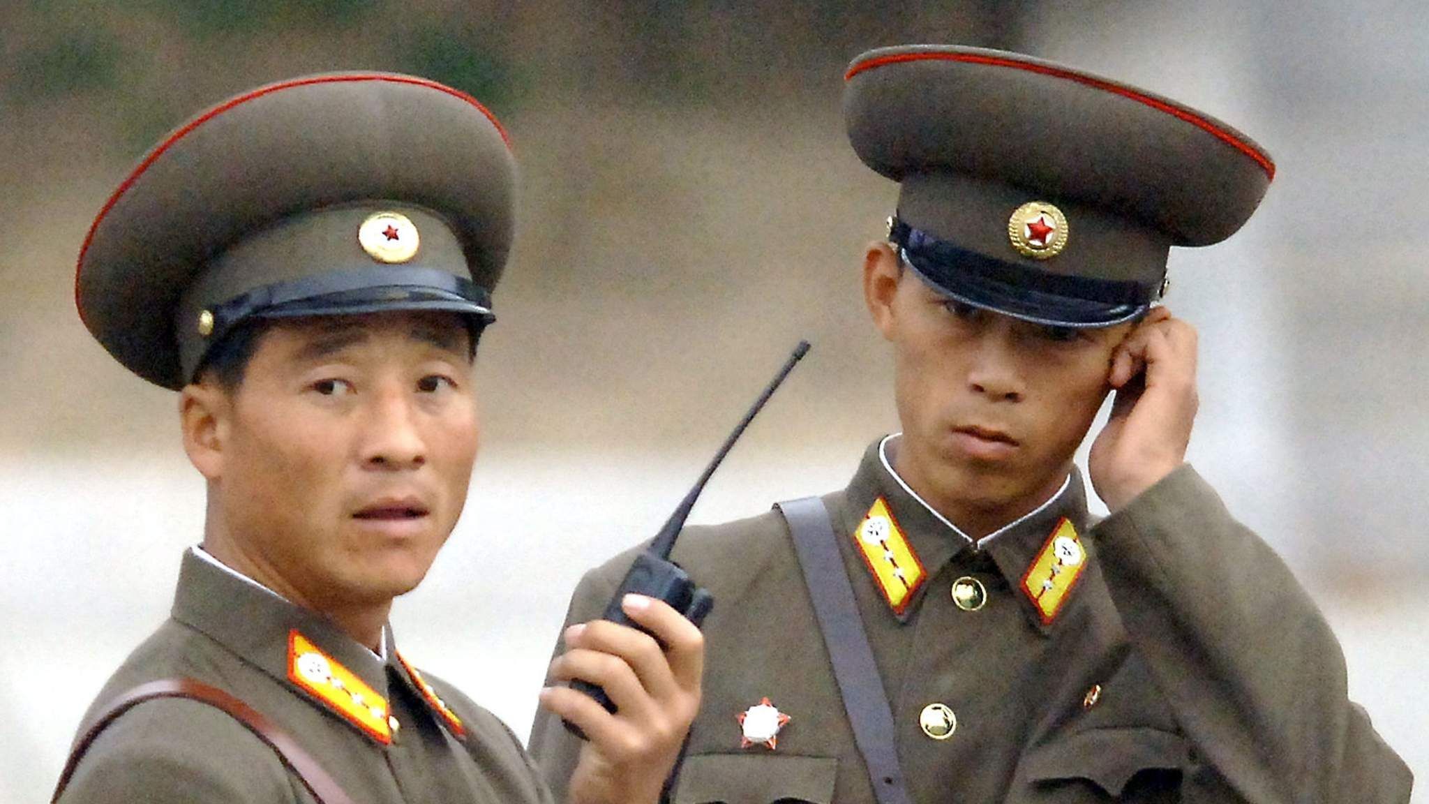 Корейские офицеры. Форма офицеров Кореи. Северокорейский офицер. Кореец солдат.