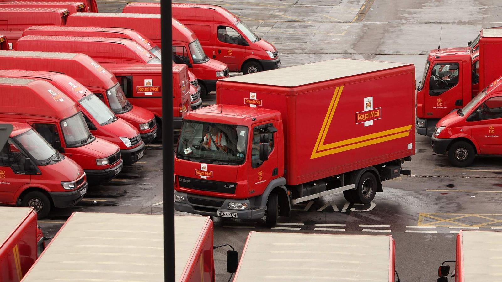 royal-mail-opens-new-automated-parcel-sorting-machine-in-manchester