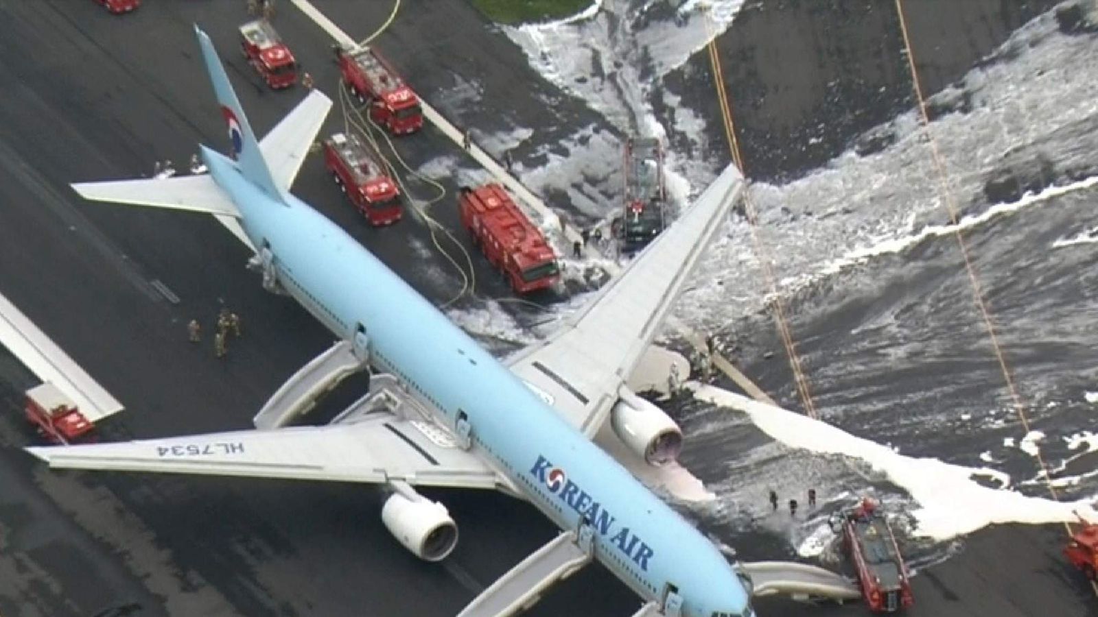 Довод самолет. Boeing 777 загорелся двигатель. Взлет самолета от Токио. Korean Air engine Fire.