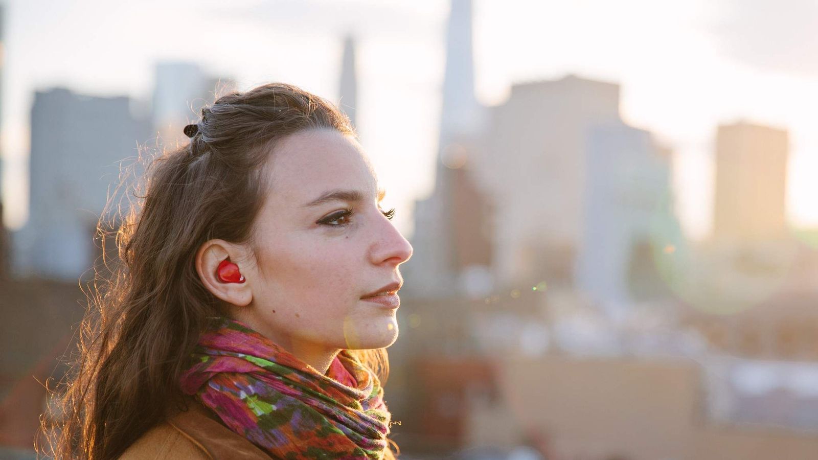 Earpiece Translates Real-time Conversations 