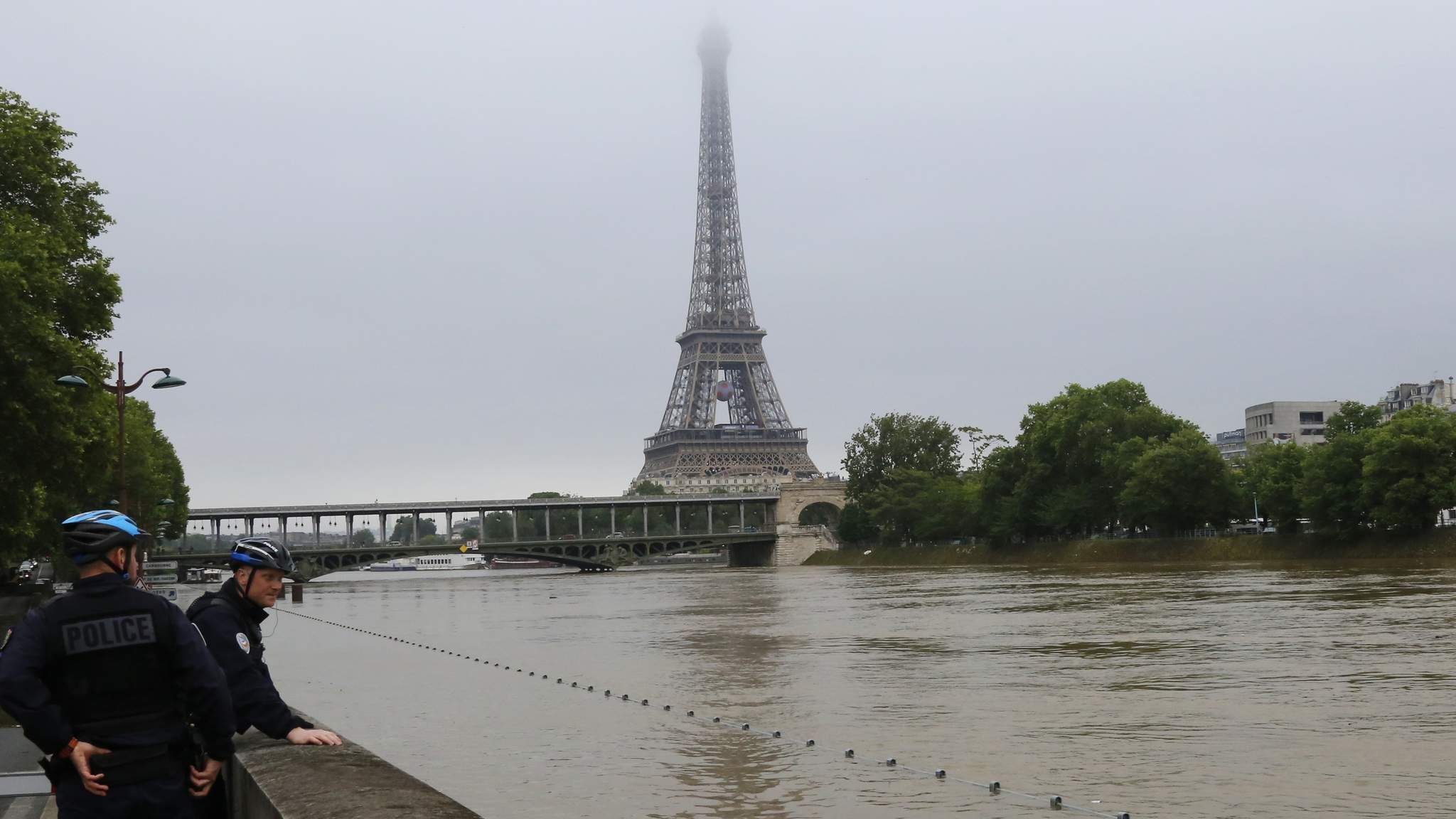 Ли париж. Потоп в Париже. Наводнение в Франции в Париже. Наводнения в Париже 2013. Германия Эйфель потоп.