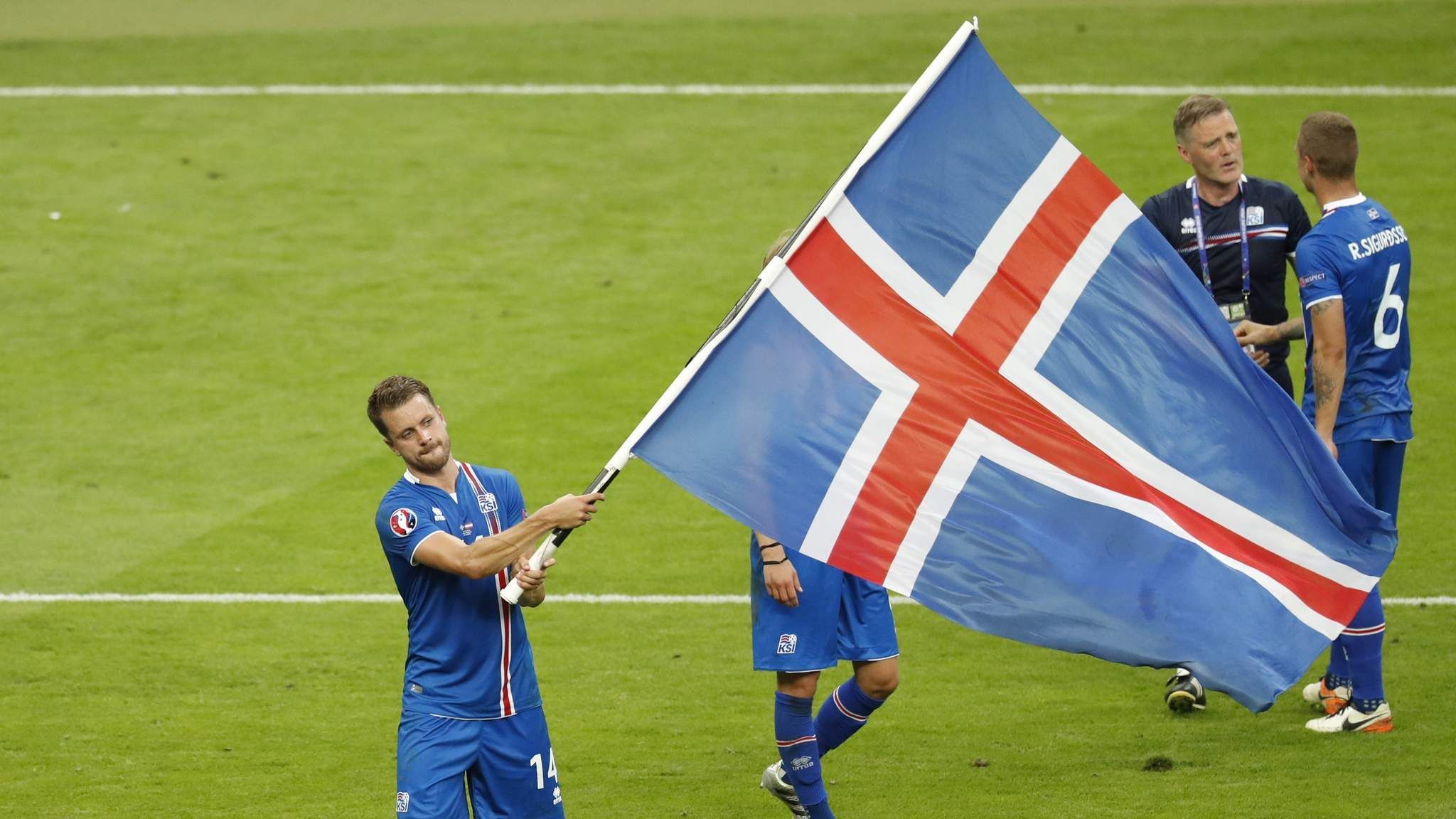 Исландия чемпионат европы. Сборная Исландии по футболу. Исландия на евро 2016. Исландия футбол. Чемпионат Исландия футбол.