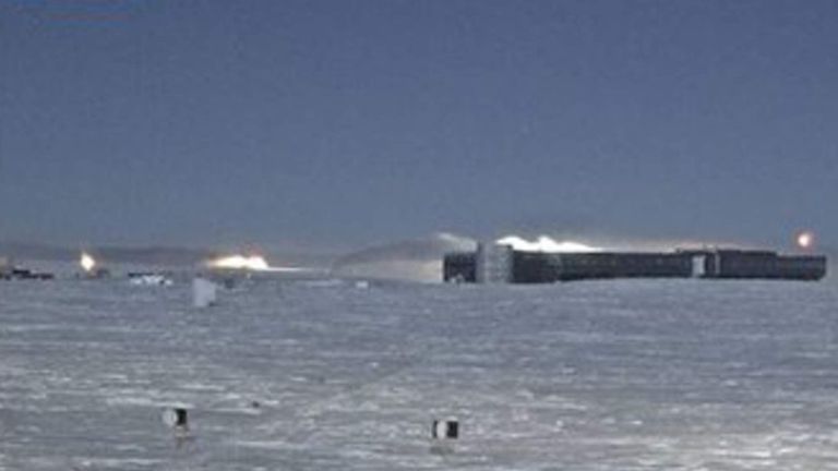 Plane lands in South Pole for a rescue mission