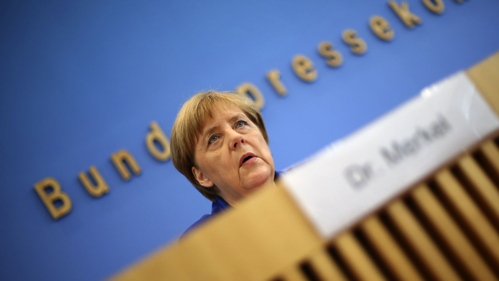 Меркель робот. Ангела Меркель и беженцы. Политический приверженец