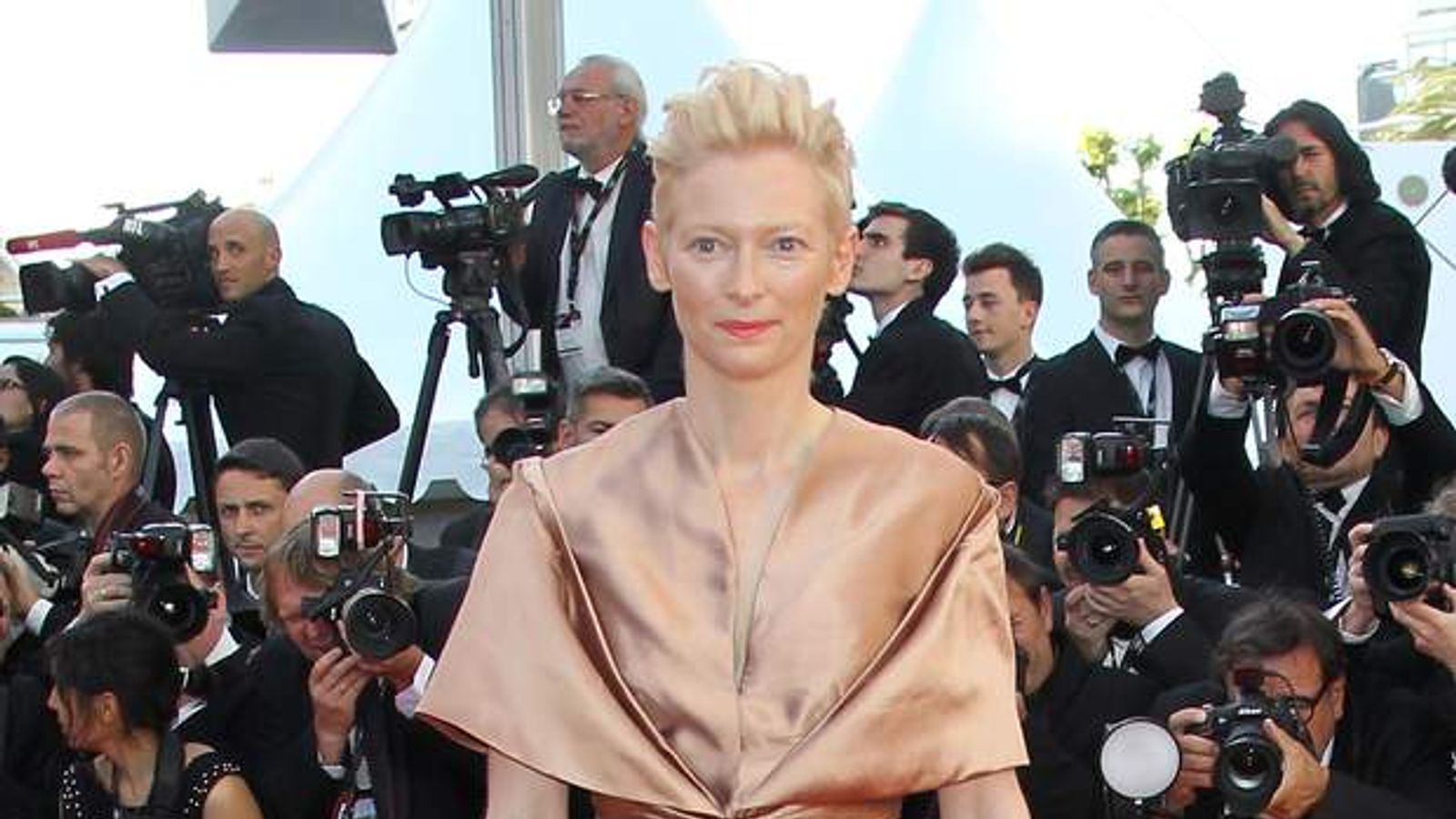 Tilda Swinton Sleeps In Glass Box For Art | Ents & Arts News | Sky News