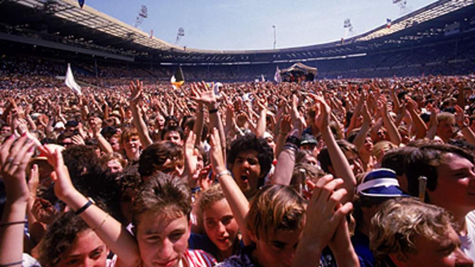 Public win. Концерт на Уэмбли 1985. Live Aid стадион. Queen концерт на стадионе Уэмбли. 1985 Квин на стадионе Уэмбли.