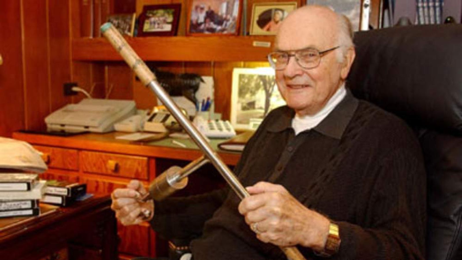 Super Glue Inventor Harry Coover Dies Aged 94 World News Sky News