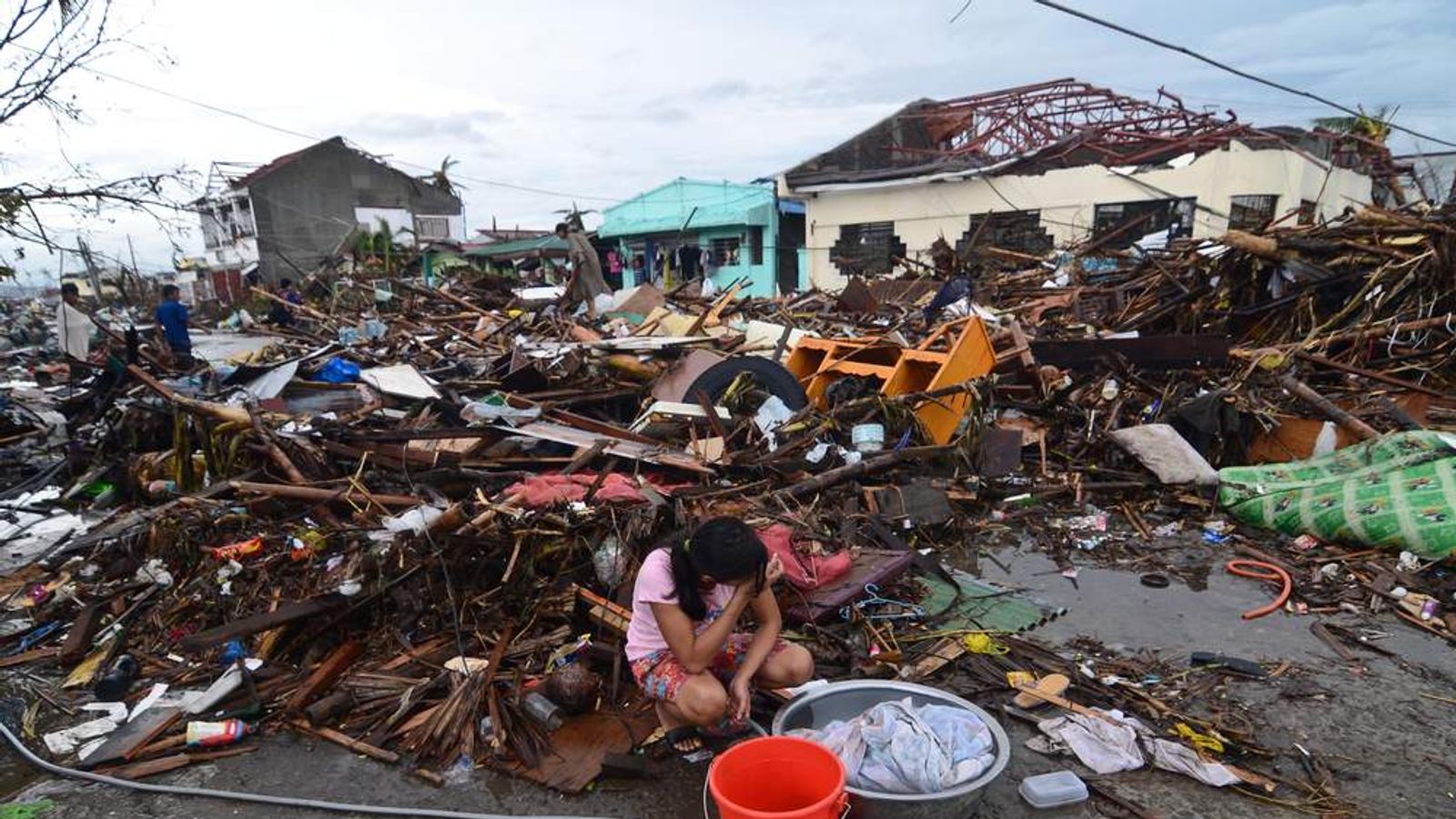 Typhoon Haiyan: Race To Get Aid To Survivors | World News | Sky News